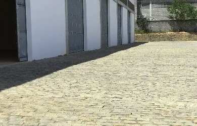 Imagem: O depósito para alugar possui 5 Vagas na garagem e 750m² de
