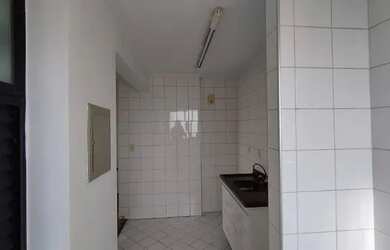 Imagem: O apartamento possui 3 Dormitórios, 1 Banheiro, 2 Vagas na