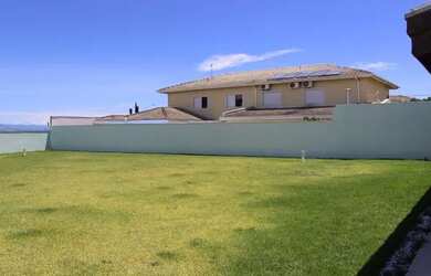 Imagem: A casa possui 4 Dormitórios, 4 Banheiros, 4 Vagas na garagem