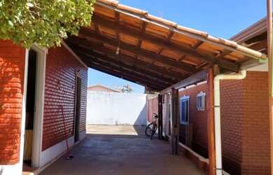 Imagem: A casa possui 2 Dormitórios, 1 Banheiro, 1 Vaga na garagem