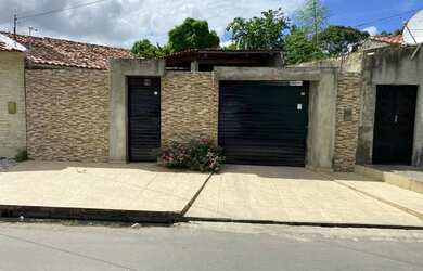 Imagem: A casa possui 4 Dormitórios, 2 Banheiros, 2 Vagas na garagem