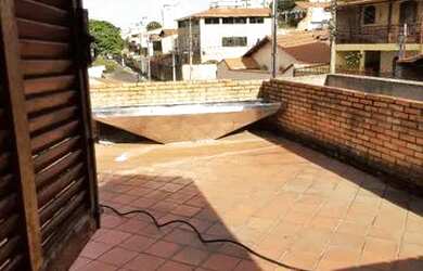 Imagem: A casa possui 3 Dormitórios, 3 Banheiros, 3 Vagas na garagem