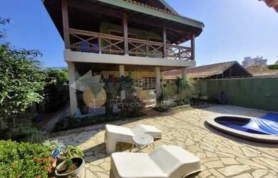 Imagem: A casa possui 4 Dormitórios, 5 Banheiros, 3 Vagas na garagem