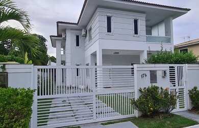 Imagem: A casa possui 4 Dormitórios, 5 Banheiros, 2 Vagas na garagem