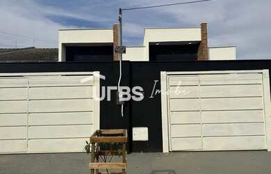 Imagem: A casa possui 3 Dormitórios, 2 Banheiros, 2 Vagas na garagem