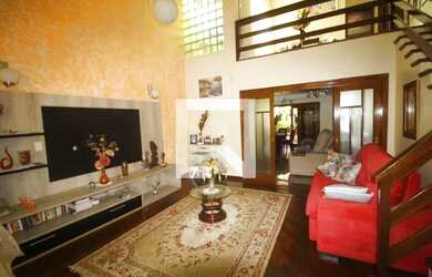 Imagem: A casa possui 3 Dormitórios, 4 Banheiros, 2 Vagas na garagem