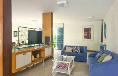 Imagem: A casa possui 4 Dormitórios, 2 Banheiros, 5 Vagas na garagem