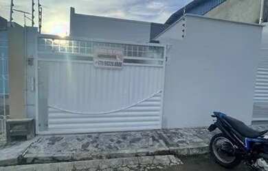 Imagem: A casa possui 3 Dormitórios e 2 Banheiros e está localizado