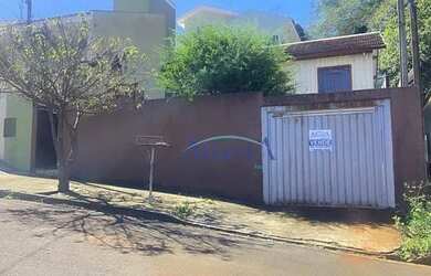 Imagem: A casa possui 2 Dormitórios, 1 Banheiro, 2 Vagas na garagem