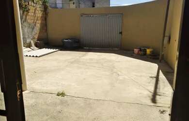 Imagem: A casa possui 3 Dormitórios, 2 Banheiros, 2 Vagas na garagem