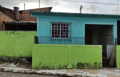 Imagem: A casa possui 2 Dormitórios, 1 Banheiro, 1 Vaga na garagem