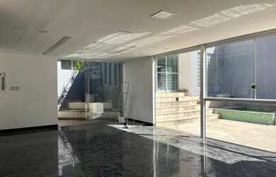 Imagem: A casa possui 4 Dormitórios, 5 Banheiros, 5 Vagas na garagem