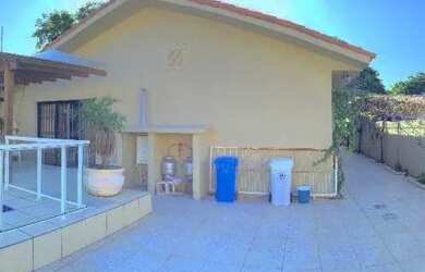 Imagem: A casa possui 3 Dormitórios, 3 Banheiros, 3 Vagas na garagem