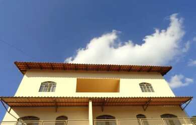 Imagem: A casa possui 2 Dormitórios, 1 Banheiro, 1 Vaga na garagem