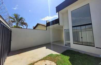 Imagem: A casa possui 2 Dormitórios, 1 Banheiro, 2 Vagas na garagem