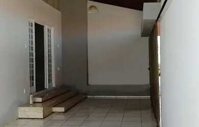 Imagem: A casa possui 3 Dormitórios, 3 Banheiros, 1 Vaga na garagem