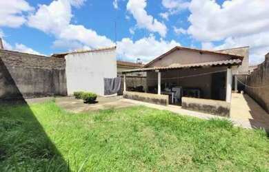 Imagem: A casa possui 3 Dormitórios, 2 Banheiros, 2 Vagas na garagem