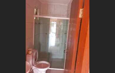 Imagem: A casa em condomínio possui 3 Dormitórios, 1 Banheiro, 2 Vagas