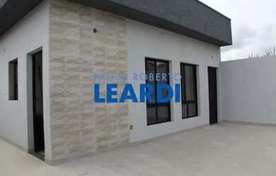 Imagem: A casa possui 3 Dormitórios, 2 Banheiros, 3 Vagas na garagem