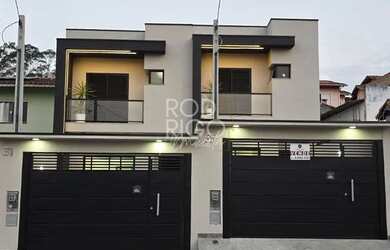 Imagem: A casa possui 3 Dormitórios, 2 Banheiros, 2 Vagas na garagem