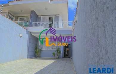 Imagem: A casa possui 3 Dormitórios, 4 Banheiros, 3 Vagas na garagem