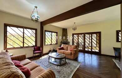 Imagem: A casa possui 5 Dormitórios, 4 Banheiros, 5 Vagas na garagem