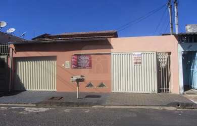 Imagem: A casa possui 2 Dormitórios, 1 Banheiro, 1 Vaga na garagem