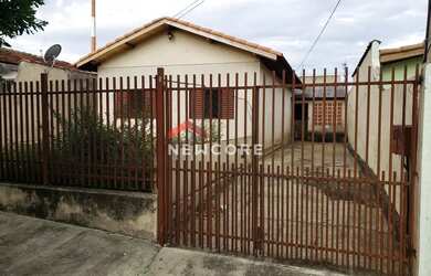 Imagem: A casa possui 3 Dormitórios, 2 Banheiros, 1 Vaga na garagem
