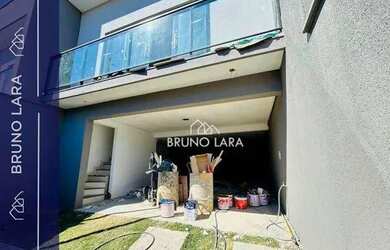 Imagem: A casa possui 3 Dormitórios, 1 Banheiro, 2 Vagas na garagem