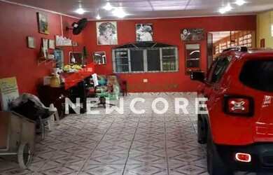 Imagem: A casa possui 3 Dormitórios, 2 Banheiros, 5 Vagas na garagem