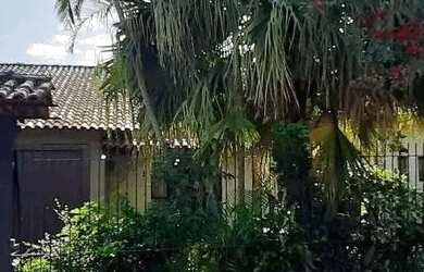 Imagem: A casa possui 4 Dormitórios, 4 Banheiros, 5 Vagas na garagem