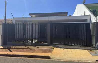 Imagem: A casa possui 4 Dormitórios, 2 Banheiros, 2 Vagas na garagem