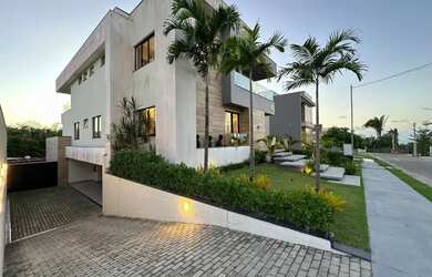 Imagem: A casa em condomínio possui 5 Dormitórios, 5 Banheiros, 5