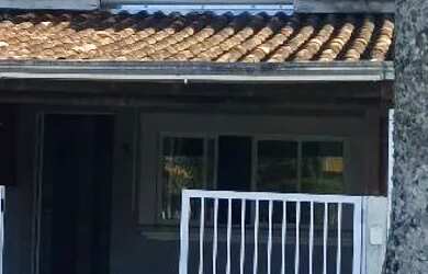 Imagem: A casa possui 2 Dormitórios, Acomodam 6 pessoas, 1 Vaga na