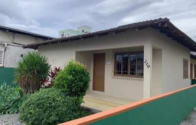 Imagem: A casa possui 3 Dormitórios, 2 Banheiros, 1 Vaga na garagem