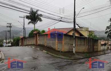 Imagem: A casa possui 3 Dormitórios, 4 Banheiros, 5 Vagas na garagem