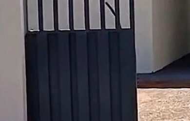 Imagem: A casa possui 2 Dormitórios, 1 Banheiro, 2 Vagas na garagem