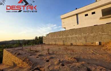 Imagem: O terreno possui 480m² de Área e está localizado em Louveira