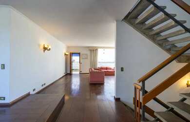 Imagem: A casa possui 4 Dormitórios, 4 Banheiros, 5 Vagas na garagem