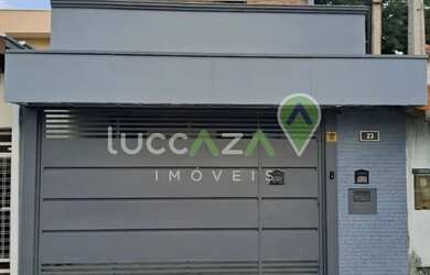 Imagem: A casa possui 3 Dormitórios, 3 Banheiros, 2 Vagas na garagem