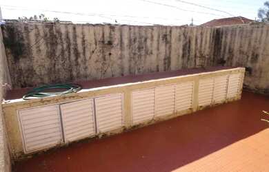 Imagem: A casa possui 3 Dormitórios, 3 Banheiros, 4 Vagas na garagem