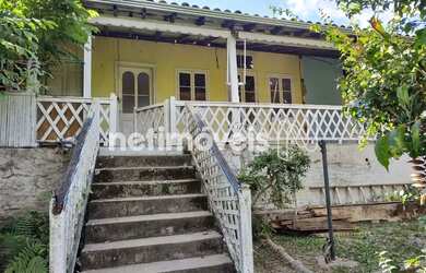 Imagem: A casa possui 4 Dormitórios, 2 Banheiros, 2 Vagas na garagem