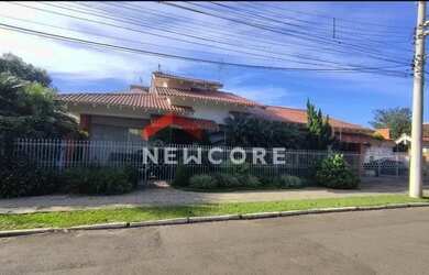 Imagem: A casa possui 2 Dormitórios, 3 Banheiros, 4 Vagas na garagem