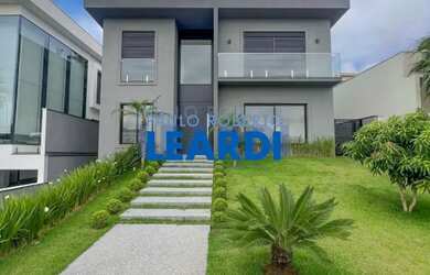 Imagem: A casa em condomínio à venda possui 4 Dormitórios, 4 Banheiros