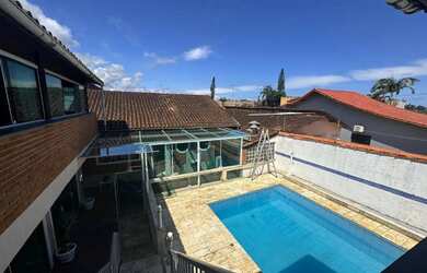 Imagem: A casa possui 4 Dormitórios, 4 Banheiros, 5 Vagas na garagem