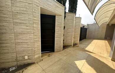 Imagem: A casa possui 4 Dormitórios, 4 Banheiros, 4 Vagas na garagem