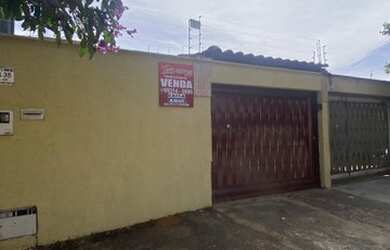 Imagem: A casa possui 3 Dormitórios, 2 Banheiros, 2 Vagas na garagem