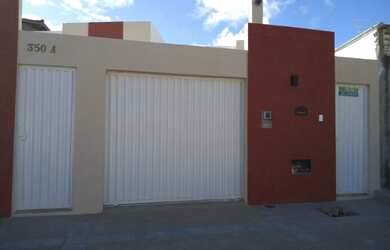 Imagem: A casa possui 3 Dormitórios, 2 Banheiros e 1 Vaga na garagem