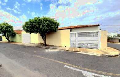 Imagem: A casa possui 3 Dormitórios, 1 Banheiro, 2 Vagas na garagem