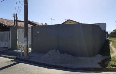 Imagem: A casa possui 3 Dormitórios, 2 Banheiros, 2 Vagas na garagem